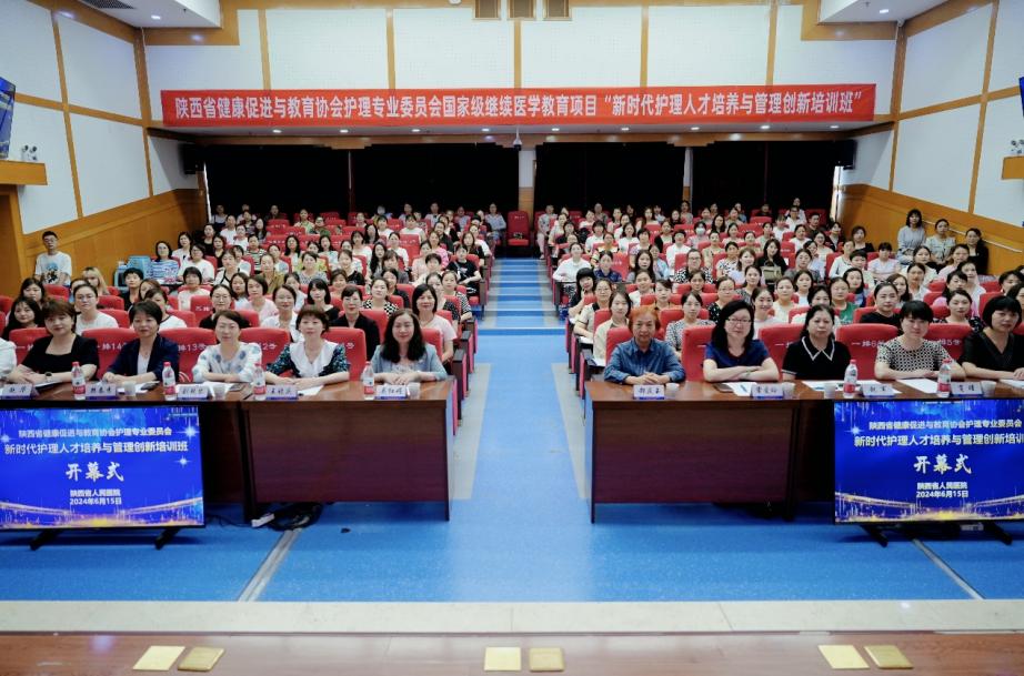 图片包含 人, 播放器, 院子, 建筑描述已自动生成 图片包含 人, 播放器, 院子, 建筑描述已自动生成