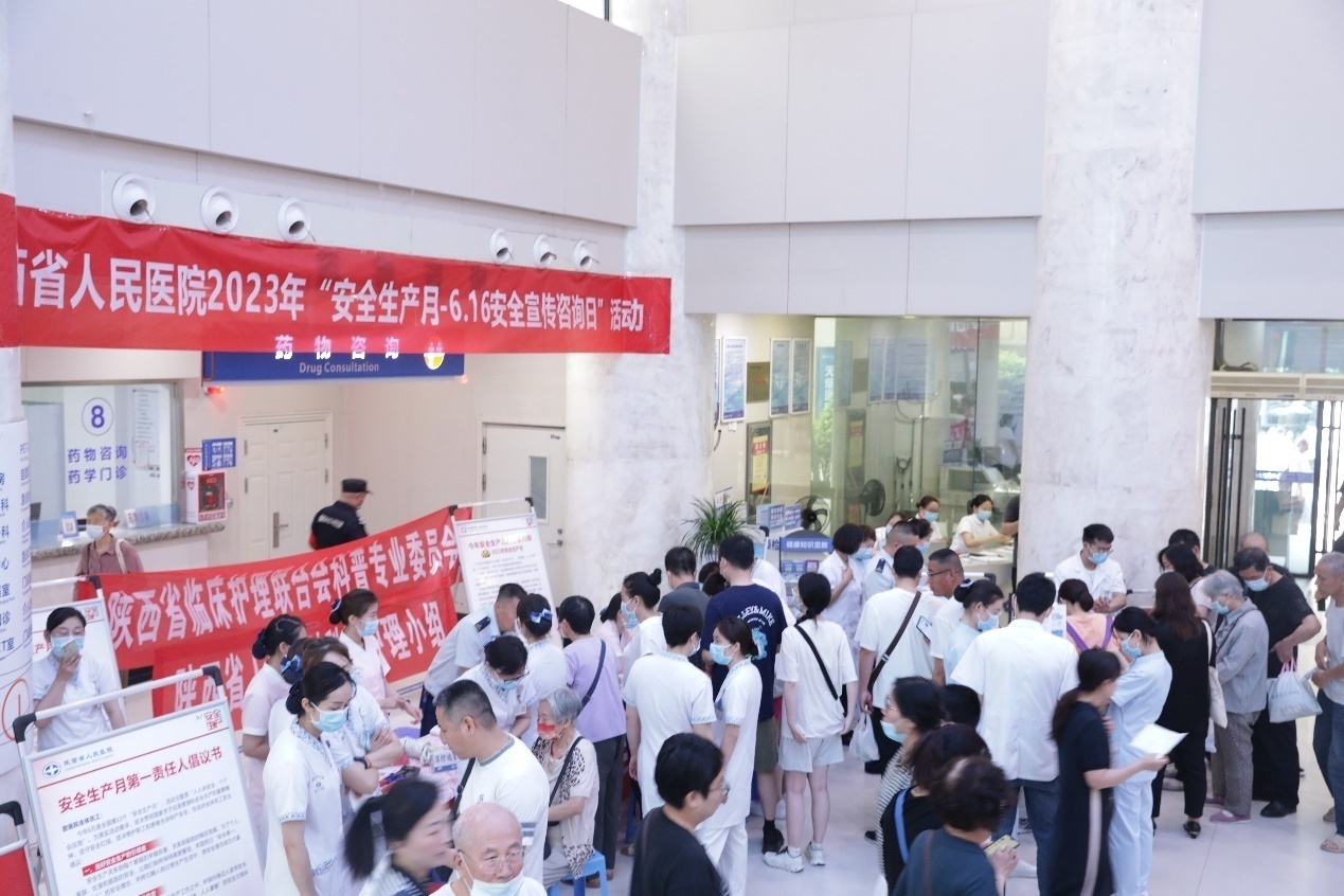 人们在看台上的人群描述已自动生成