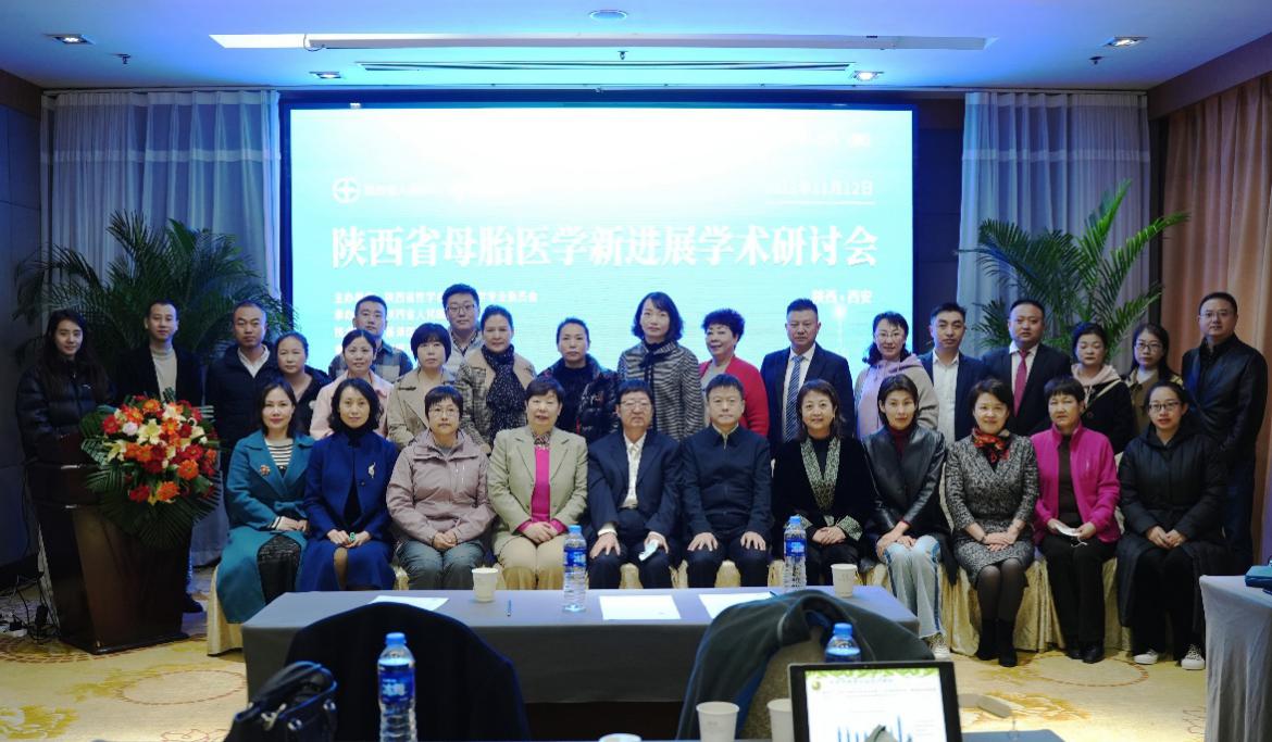 一群人在房间里已生成高可信度的说明 一群人在房间里已生成高可信度的说明