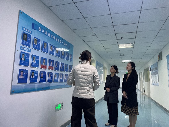 男人和女人站在墙边低可信度描述已自动生成