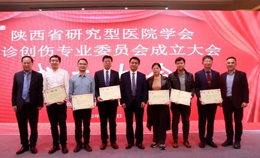 一群人站在一起合影描述已自动生成 一群人站在一起合影描述已自动生成