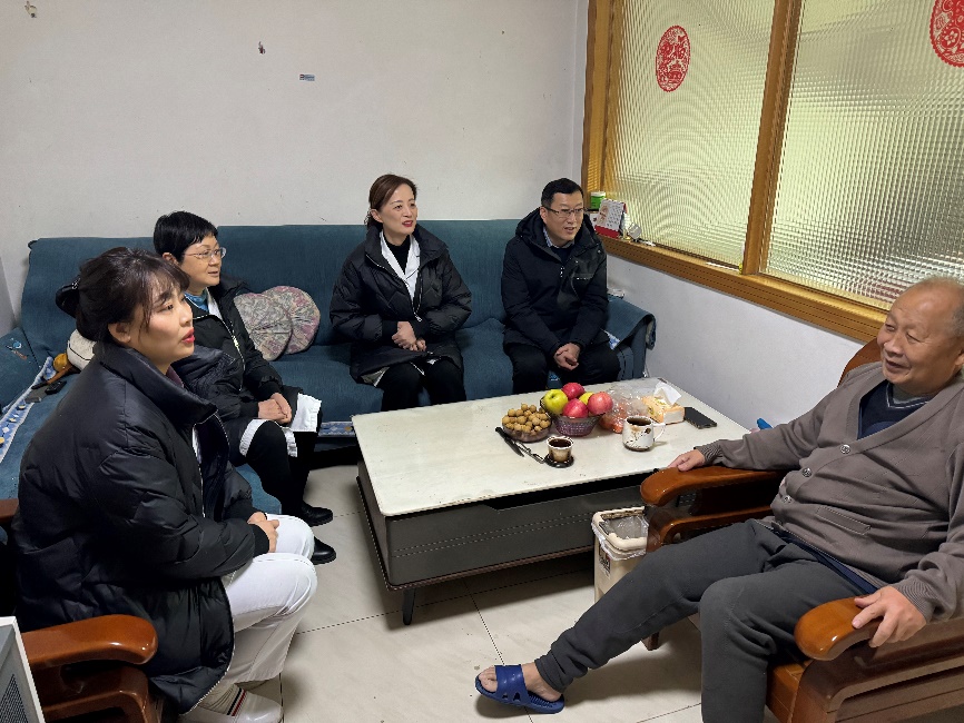 一群人坐在桌子前描述已自动生成